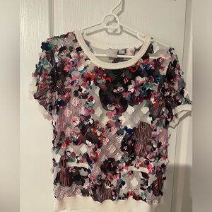 Short sleeve flowered blouse.